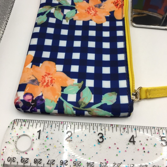 🥰 4/$25 - Avon Pouch - Picture 6 of 8